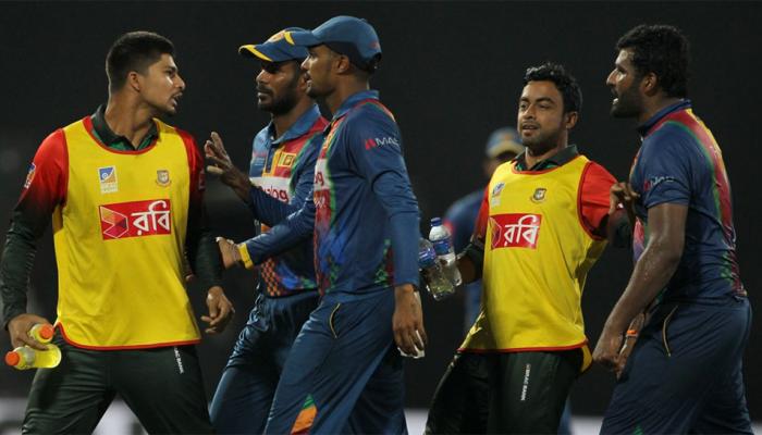 पहिल्यांदा मैदानात भिडले नंतर ड्रेसिंग रुममध्ये तोडफोड पहिल्यांदा मैदानात भिडले नंतर ड्रेसिंग रुममध्ये तोडफोड
