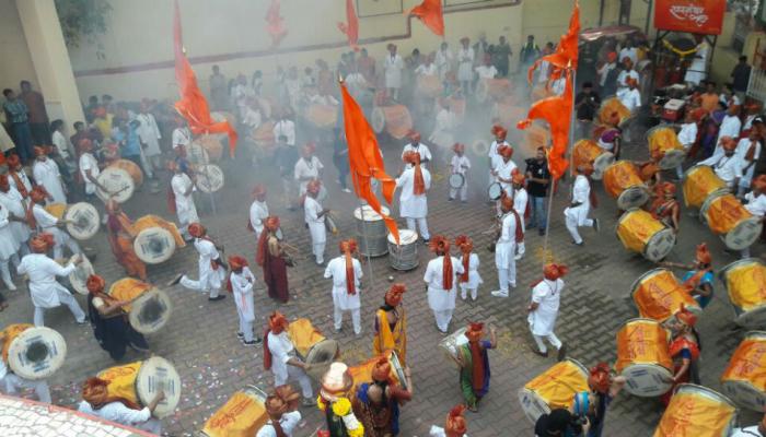 दहिसरमध्ये ढोल-ताशाचं वादळ... शोभायात्रेत नागरिक रंगले! दहिसरमध्ये ढोल-ताशाचं वादळ... शोभायात्रेत नागरिक रंगले!