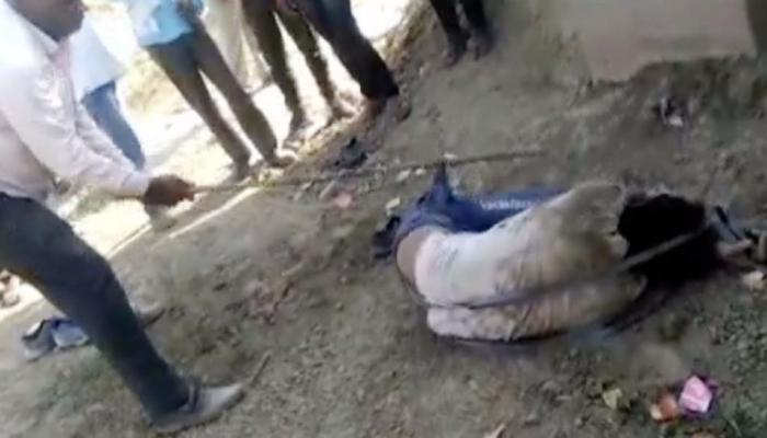 मुलीसोबत छेडछाड करणाऱ्या युवकाचे लोकांनी केले हे हाल मुलीसोबत छेडछाड करणाऱ्या युवकाचे लोकांनी केले हे हाल