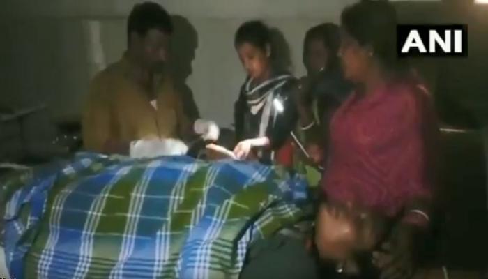 VIDEO: रुग्णालयात वीज नसताना डॉक्टरांनी केलं टॉर्चच्या सहाय्याने ऑपरेशन VIDEO: रुग्णालयात वीज नसताना डॉक्टरांनी केलं टॉर्चच्या सहाय्याने ऑपरेशन