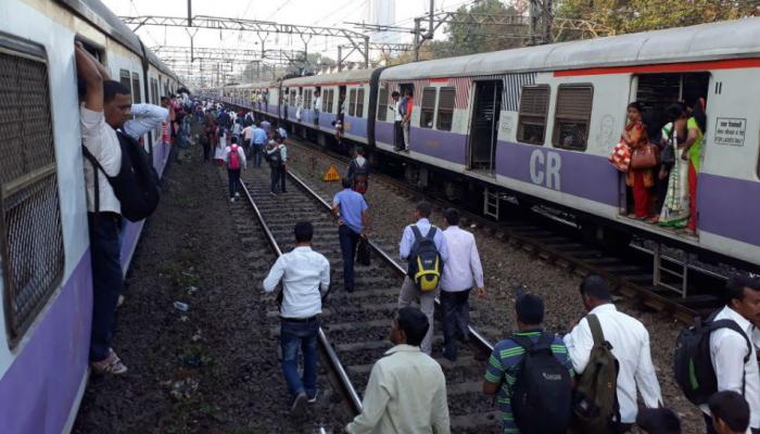 मध्य रेल्वेवर विद्यार्थ्यांचा रेल रोको, प्रवाशांचे हाल (फोटोगॅलरी) मध्य रेल्वेवर विद्यार्थ्यांचा रेल रोको, प्रवाशांचे हाल (फोटोगॅलरी)