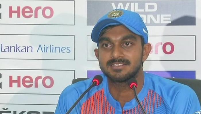 सोशल मीडियावर ट्रोल करणाऱ्यांना विजय शंकरचं प्रत्युत्तर सोशल मीडियावर ट्रोल करणाऱ्यांना विजय शंकरचं प्रत्युत्तर
