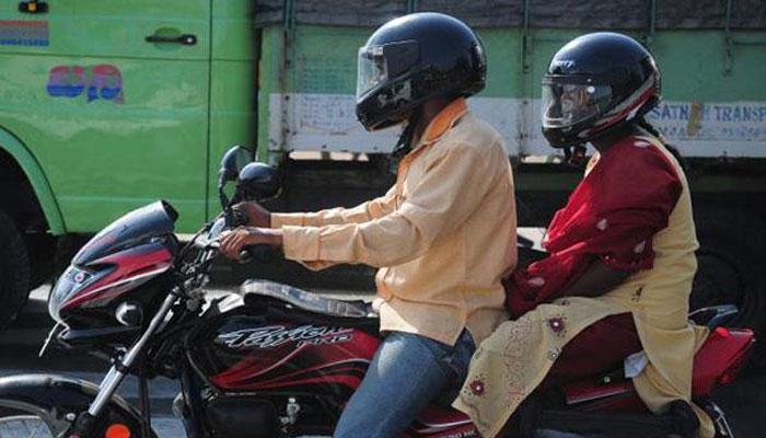 'मृत्यू स्त्री-पुरुष भेदभाव करत नाही, महिलांना हेल्मेटमध्ये सूट का?' 'मृत्यू स्त्री-पुरुष भेदभाव करत नाही, महिलांना हेल्मेटमध्ये सूट का?'