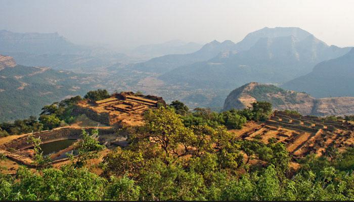 रायगडावर शिवकालीन वस्तू आणि अवशेष सापडले रायगडावर शिवकालीन वस्तू आणि अवशेष सापडले