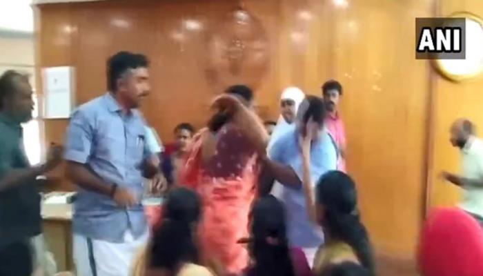 VIDEO: मनपा बैठकीत हाणामारी, महिलांनी लगावली कानशिलात VIDEO: मनपा बैठकीत हाणामारी, महिलांनी लगावली कानशिलात