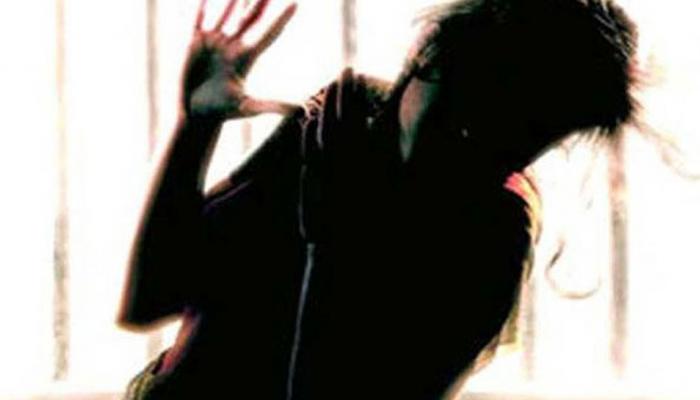 छेडछाडीला विरोध करणाऱ्या तरुणीला छतावरुन फेकलं छेडछाडीला विरोध करणाऱ्या तरुणीला छतावरुन फेकलं