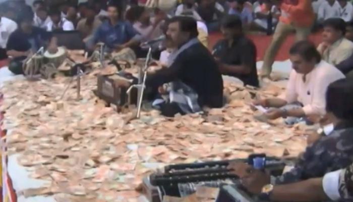 VIDEO: गाणं आवडताच काँग्रेस आमदाराने केली गायकावर नोटांची उधळण VIDEO: गाणं आवडताच काँग्रेस आमदाराने केली गायकावर नोटांची उधळण