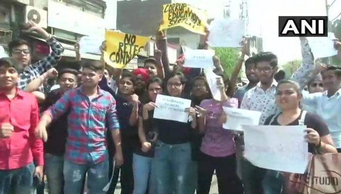 राज ठाकरेंच्या इशाऱ्यानंतर महाराष्ट्रात सीबीएसईचा पेपर नाही! राज ठाकरेंच्या इशाऱ्यानंतर महाराष्ट्रात सीबीएसईचा पेपर नाही!