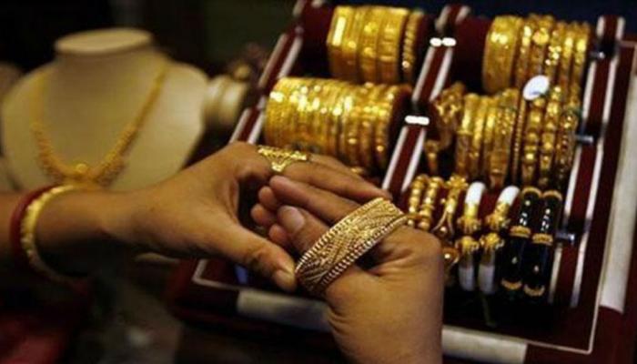 लग्नसराईत सोनं-चांदीच्या दरात मोठी घट लग्नसराईत सोनं-चांदीच्या दरात मोठी घट