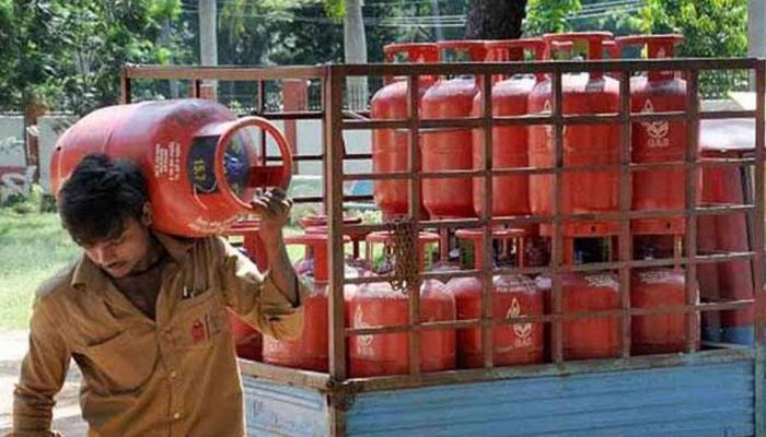 LPG च्या दरात मोठी कपात, सिलेंडर देखील झाले स्वस्त LPG च्या दरात मोठी कपात, सिलेंडर देखील झाले स्वस्त