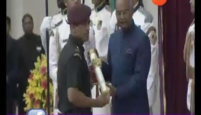 पद्म पुरस्कार स्वीकारण्यासाठी धोनी लष्कराच्या गणवेशात पद्म पुरस्कार स्वीकारण्यासाठी धोनी लष्कराच्या गणवेशात