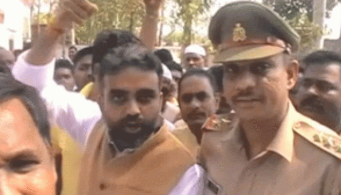 एका सेकंदात टोपी उतरवून टाकेन, भाजप नेत्याची इन्स्पेक्टरला धमकी एका सेकंदात टोपी उतरवून टाकेन, भाजप नेत्याची इन्स्पेक्टरला धमकी