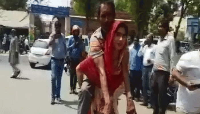 धक्कादायक : दिव्यांग सर्टिफिकेटसाठी नवऱ्याला पाठिवर घेऊन गेली पत्नी धक्कादायक : दिव्यांग सर्टिफिकेटसाठी नवऱ्याला पाठिवर घेऊन गेली पत्नी