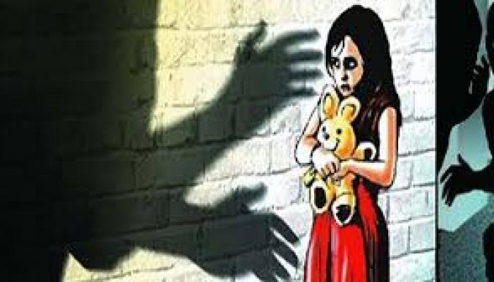 पॉर्न फिल्म दाखवून माजी आमदाराच्या अल्पवयीन मुलीवर बलात्कार पॉर्न फिल्म दाखवून माजी आमदाराच्या अल्पवयीन मुलीवर बलात्कार