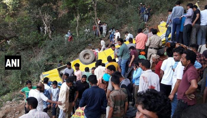 शाळेची बस दरीत कोसळली, २६ चिमुरड्यांसहीत २९ ठार शाळेची बस दरीत कोसळली, २६ चिमुरड्यांसहीत २९ ठार