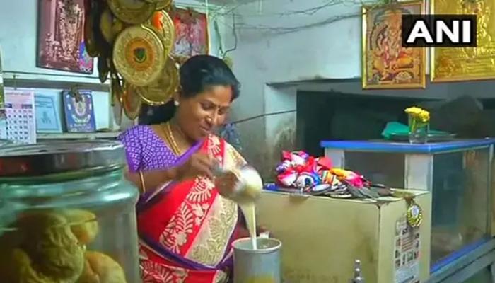 चार गोल्ड मेडल जिंकणारी अॅथलीट विकतेय चहा चार गोल्ड मेडल जिंकणारी अॅथलीट विकतेय चहा