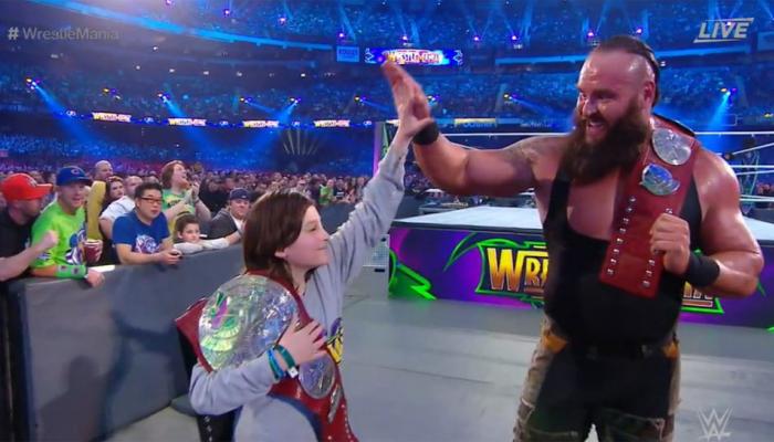 VIDEO : WWE च्या इतिहासात पहिल्यांदा, ब्रॉन स्ट्रोमॅनसोबत 10 वर्षाचा मुलगा झाला चॅम्पिअन VIDEO : WWE च्या इतिहासात पहिल्यांदा, ब्रॉन स्ट्रोमॅनसोबत 10 वर्षाचा मुलगा झाला चॅम्पिअन