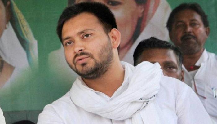 लालूंच्या घरावर CBIचे छापे, तेजस्वी यादवांची ४ तास केली कसून चौकशी लालूंच्या घरावर CBIचे छापे, तेजस्वी यादवांची ४ तास केली कसून चौकशी