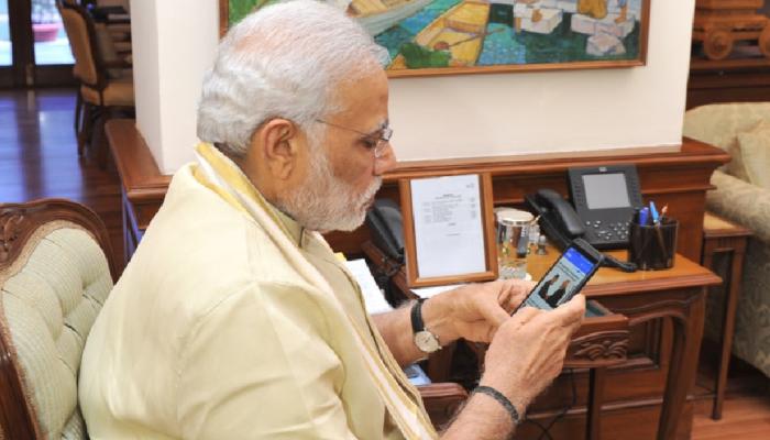 नरेंद्र मोदींनी खासदारांशी फोनवर बोलताना दिला हा 'कानमंत्र' नरेंद्र मोदींनी खासदारांशी फोनवर बोलताना दिला हा 'कानमंत्र'