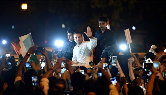 निषेध : राहुल गांधींच्या उपस्थित इंडिया गेटवर कँडल मार्च निषेध : राहुल गांधींच्या उपस्थित इंडिया गेटवर कँडल मार्च