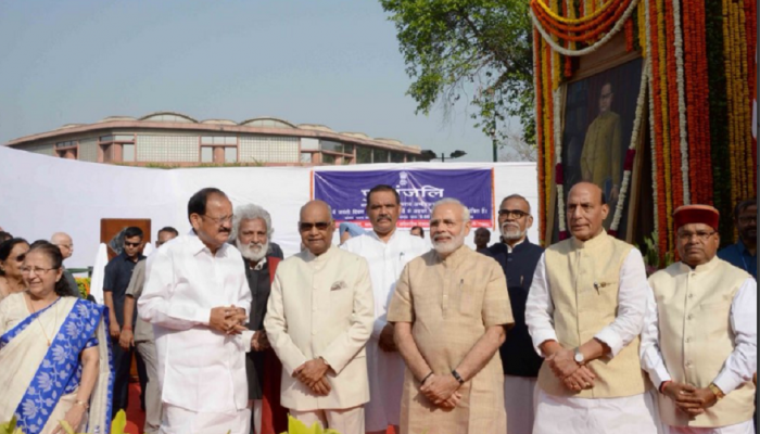 राष्ट्रपती, पंतप्रधानांनी बाबासाहेब आंबेडकरांना वाहिली आदरांजली राष्ट्रपती, पंतप्रधानांनी बाबासाहेब आंबेडकरांना वाहिली आदरांजली