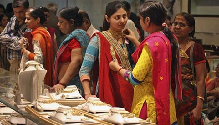 सोने किमतीत मोठी घसरण, पाहा आजचा तोळ्याचा भाव सोने किमतीत मोठी घसरण, पाहा आजचा तोळ्याचा भाव