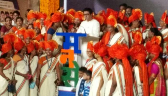 सेल्फीसाठी राज ठाकरेंना महिलांनी घेरलं, राज ठाकरेंनी दिली अशी पोज सेल्फीसाठी राज ठाकरेंना महिलांनी घेरलं, राज ठाकरेंनी दिली अशी पोज