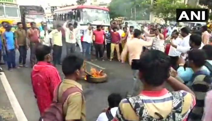 नाराज काँग्रेस कार्यकर्त्यांनी फोडलं पक्षाचं कार्यालय नाराज काँग्रेस कार्यकर्त्यांनी फोडलं पक्षाचं कार्यालय