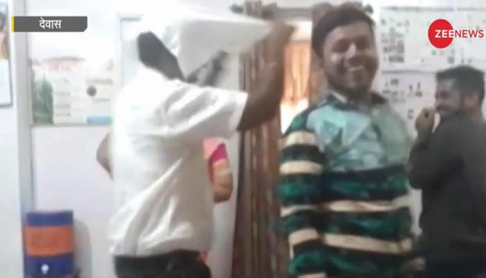VIDEO : सरकारी कार्यालयात 'कजरा रे कजरा रे' आणि 'घूमर पर ठुमके' सारख्या गाण्यांवर डान्स VIDEO : सरकारी कार्यालयात 'कजरा रे कजरा रे' आणि 'घूमर पर ठुमके' सारख्या गाण्यांवर डान्स