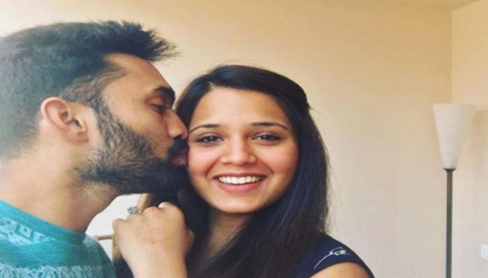 रौप्यपदक जिंकणाऱ्या दीपिकाचे जोरदार स्वागत, दिनेश स्वत:ला म्हणाला, Proud Husband रौप्यपदक जिंकणाऱ्या दीपिकाचे जोरदार स्वागत, दिनेश स्वत:ला म्हणाला, Proud Husband