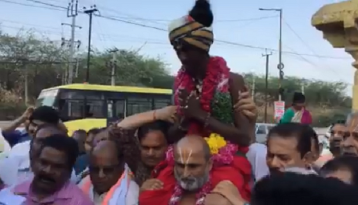 व्हिडिओ: दलित नवरदेवाला खांद्यावर बसवून पुजाऱ्याने घेतले मंदिराभोवती फेरे व्हिडिओ: दलित नवरदेवाला खांद्यावर बसवून पुजाऱ्याने घेतले मंदिराभोवती फेरे