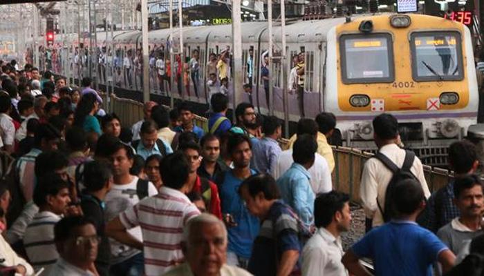 मध्य रेल्वेनं फुकट्यांकडून वसूल केले १५४ कोटी रुपये मध्य रेल्वेनं फुकट्यांकडून वसूल केले १५४ कोटी रुपये