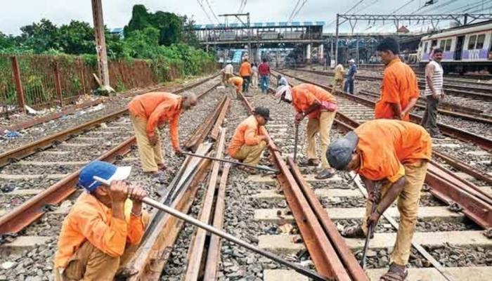 मुंबई: रेल्वेच्या तिनही मार्गांवर रविवारी मेगाब्लॉक मुंबई: रेल्वेच्या तिनही मार्गांवर रविवारी मेगाब्लॉक