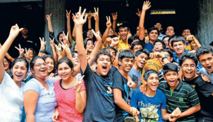 दहावीत 4 विषयांत नापास झाला मुलगा, कुटुंबियांनी वाटली मिठाई दहावीत 4 विषयांत नापास झाला मुलगा, कुटुंबियांनी वाटली मिठाई