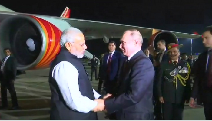 पंतप्रधान मोदींना एअरपोर्टवर सोडण्यासाठी आले रशियाचे राष्ट्राध्यक्ष पंतप्रधान मोदींना एअरपोर्टवर सोडण्यासाठी आले रशियाचे राष्ट्राध्यक्ष