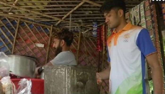 एशियन गेम्समध्ये देशाला मेडल जिंकून देणारा खेळाडू विकतोय चहा एशियन गेम्समध्ये देशाला मेडल जिंकून देणारा खेळाडू विकतोय चहा