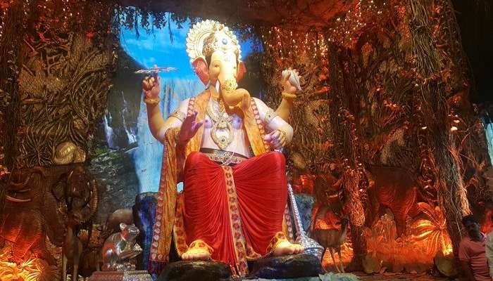 गर्दी टाळून लालबागच्या राजाला जाण्याचा नवीन मार्ग गर्दी टाळून लालबागच्या राजाला जाण्याचा नवीन मार्ग