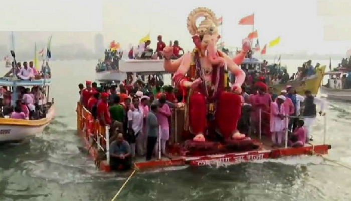 लालबागच्या राजाच्या विसर्जनादरम्यान कार्यकर्त्यांची बोट समुद्रात बुडाली लालबागच्या राजाच्या विसर्जनादरम्यान कार्यकर्त्यांची बोट समुद्रात बुडाली