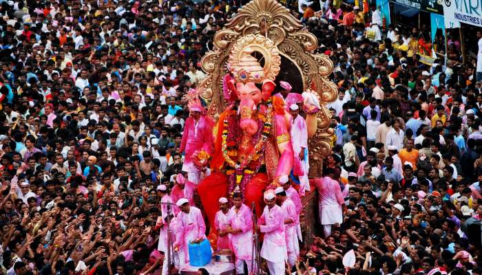 लालबागच्या राजाच्या मिरवणुकीत अनेक भाविकांचे मोबाईल लंपास लालबागच्या राजाच्या मिरवणुकीत अनेक भाविकांचे मोबाईल लंपास
