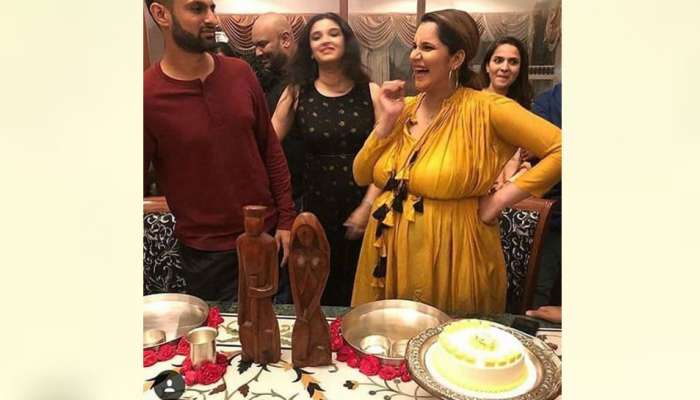 बेबी शॉवरमधील ड्रेसवरुन सानिया मिर्झा ट्रोल बेबी शॉवरमधील ड्रेसवरुन सानिया मिर्झा ट्रोल