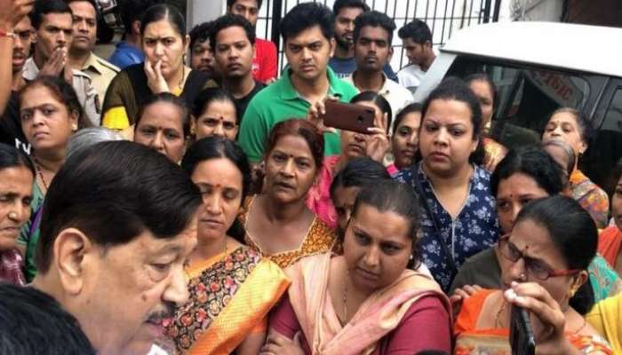 पोलिसांच्या कुटुंबीयांचा गिरीश बापटांच्या घरावर धडक मोर्चा पोलिसांच्या कुटुंबीयांचा गिरीश बापटांच्या घरावर धडक मोर्चा