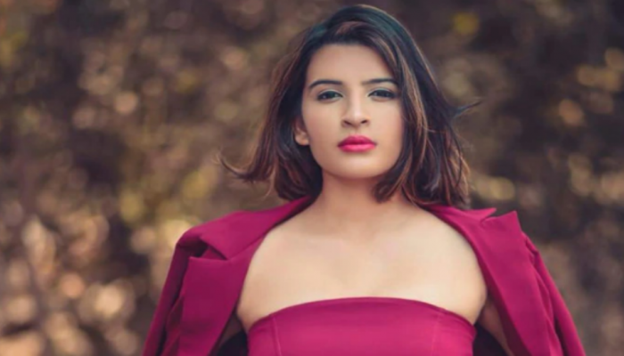 'या' परिसरात सुटकेसमध्ये आढळला मॉडेलचा मृतदेह, चार तासांत आरोपी गजाआड 'या' परिसरात सुटकेसमध्ये आढळला मॉडेलचा मृतदेह, चार तासांत आरोपी गजाआड