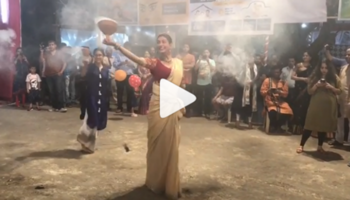 VIDEO : दुर्गापूजेदरम्यान सुष्मिताने सादर केला 'हा' पारंपरिक नृत्यप्रकार VIDEO : दुर्गापूजेदरम्यान सुष्मिताने सादर केला 'हा' पारंपरिक नृत्यप्रकार