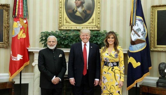 VIRAL व्हिडिओ : 'मोदींच्या पत्नी'साठी गार्डनं उघडला दरवाजा... VIRAL व्हिडिओ : 'मोदींच्या पत्नी'साठी गार्डनं उघडला दरवाजा...